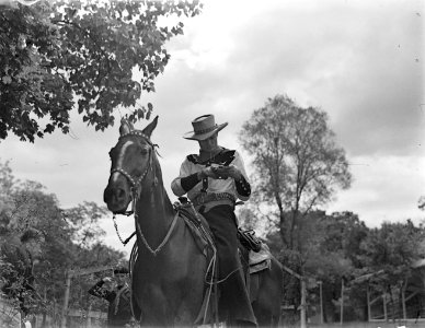 Paul Cozé te paard kijkt een revolver na links staat een scout, Bestanddeelnr 190-0768