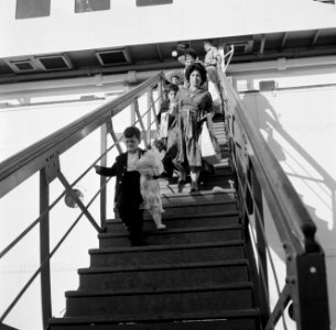 Passagiers met bagage lopen over een mobiele trap van het schip SS Zion naar d…, Bestanddeelnr 255-2167