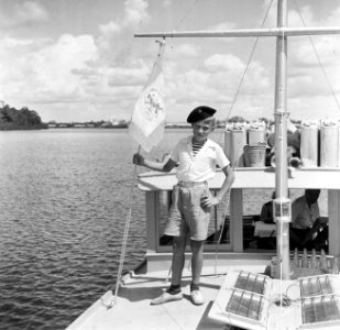 Paul, de zoon van het echtpaar Boogh, op een boot, waarschijnlijk op de Suriname, Bestanddeelnr 252-6946