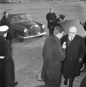 Paul Henri Spaak van Schiphol af naar Warschau vertrokken, Bestanddeelnr 915-8172