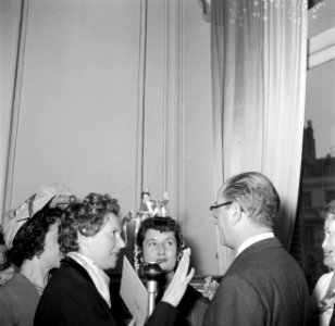 Patron Jean Dessès feliciteert Mademoiselle Colette, de winnares van de mooiste , Bestanddeelnr 254-0167