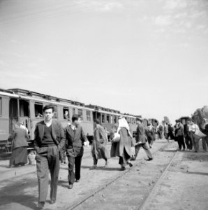 Passagiers en achterblijvenden op een station, Bestanddeelnr 255-5792