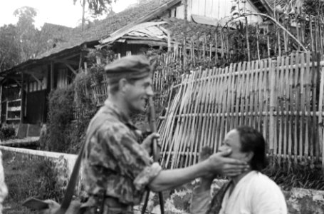 Patjet-Batoe. Nederlandse soldaat aait Indonesische vrouw over haar gezicht, Bestanddeelnr 4517