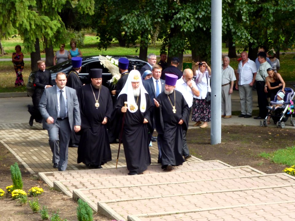 Patriarch Kirill in Memorial park 01