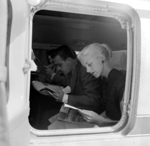 Passagiers bij de deur van een vliegtuig, Bestanddeelnr 252-2044