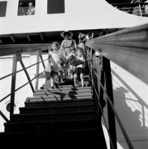 Passagiers met bagage lopen over een mobiele trap van het schip SS Zion naar d…, Bestanddeelnr 255-2168