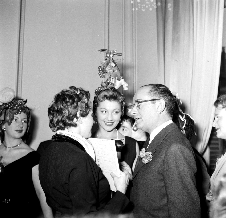 Patron Jean Dessès feliciteert Mademoiselle Colette, de winnares van de mooiste , Bestanddeelnr 254-0166