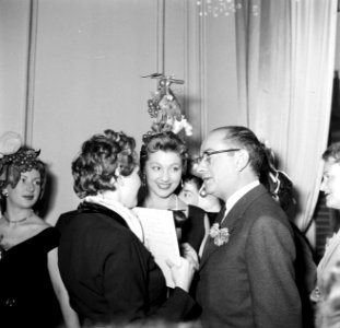 Patron Jean Dessès feliciteert Mademoiselle Colette, de winnares van de mooiste , Bestanddeelnr 254-0166