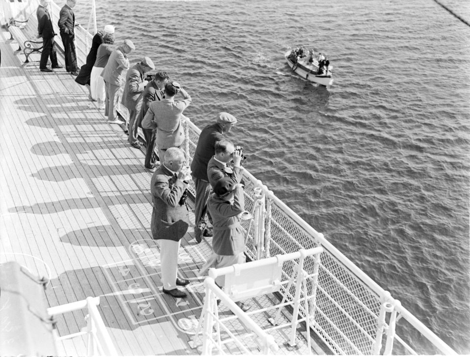 Passagiers aan de reling bij het naderen van een sloep. Met kijker de heer Delpr, Bestanddeelnr 189-0603