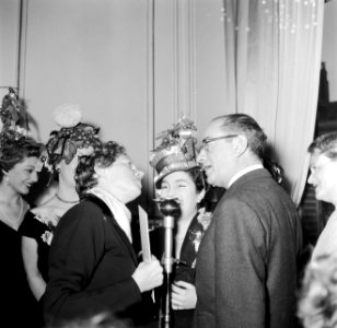 Patron Jean Dessès feliciteert Mademoiselle Colette, de winnares van de mooiste , Bestanddeelnr 254-0165