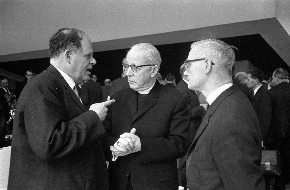 Pastoraal concilie in Rotterdam, v.l.n.r. prof. dr. A.G.M. van Melsen , Karnidaa, Bestanddeelnr 919-9992