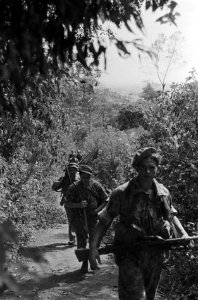 Patjet-Batoe Langs smalle bergpaadjes gaat de infanterie vooruit, steeds hoger , Bestanddeelnr 4551