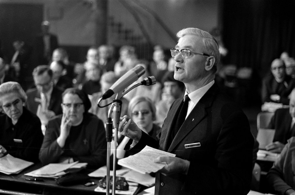 Pastoraal Concilie in Noordwijkerhout. Professor mag. dr. E. Schillebeeckx aan h, Bestanddeelnr 923-1291