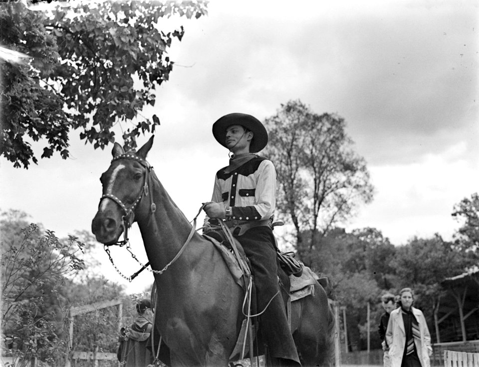 Paul Cozé te paard met lasso, Bestanddeelnr 190-0769