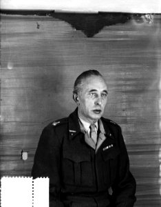Pasfoto's Centraal magazijn (Gurpkadestraat 110). majoor L.M.J.F van Klaveren, Bestanddeelnr 934-5374