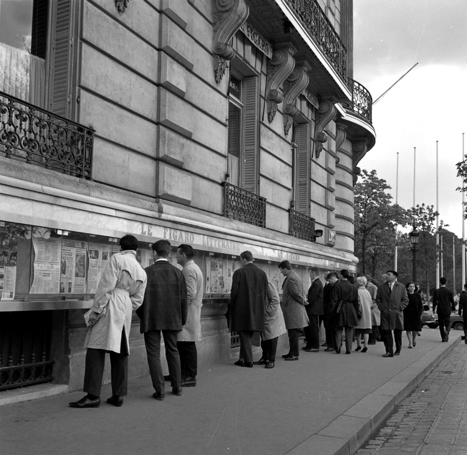 Passanten in de Champs Élysées voor vitrines waarin Le Figaro is opgehangen, Bestanddeelnr 254-0429