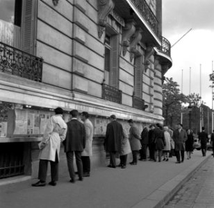 Passanten in de Champs Élysées voor vitrines waarin Le Figaro is opgehangen, Bestanddeelnr 254-0429 photo