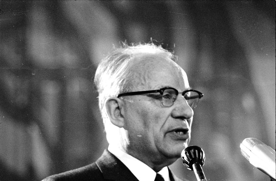 Pastoraal Concilie in Noordwijkerhout. Professor dr. L. J. Holk aan het woord (R, Bestanddeelnr 923-4107