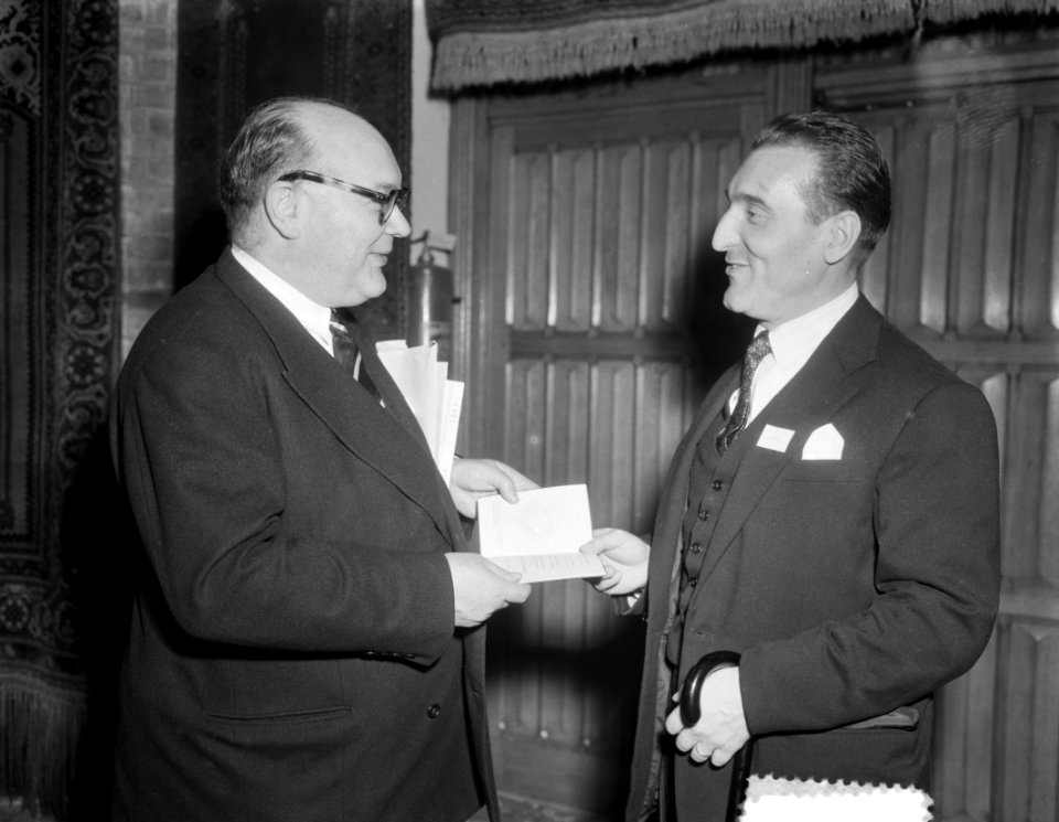 Paul Henri Spaak ontvangt het eerste Europese paspoort uitgegeven door het Hoge , Bestanddeelnr 906-0223