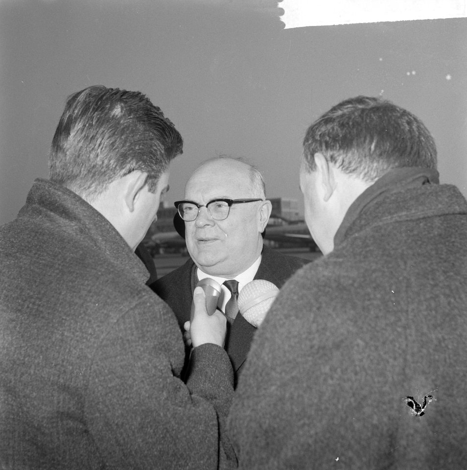 Paul Henri Spaak van Schiphol af naar Warschau vertrokken, Bestanddeelnr 915-8171