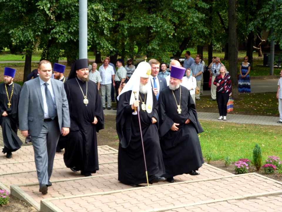 Patriarch Kirill in Memorial park 02