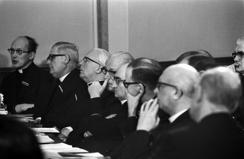 Pastoraal Concilie in Noordwijkerhout. Kardinaal Alfrink (tweede van rechts), Bestanddeelnr 923-1294
