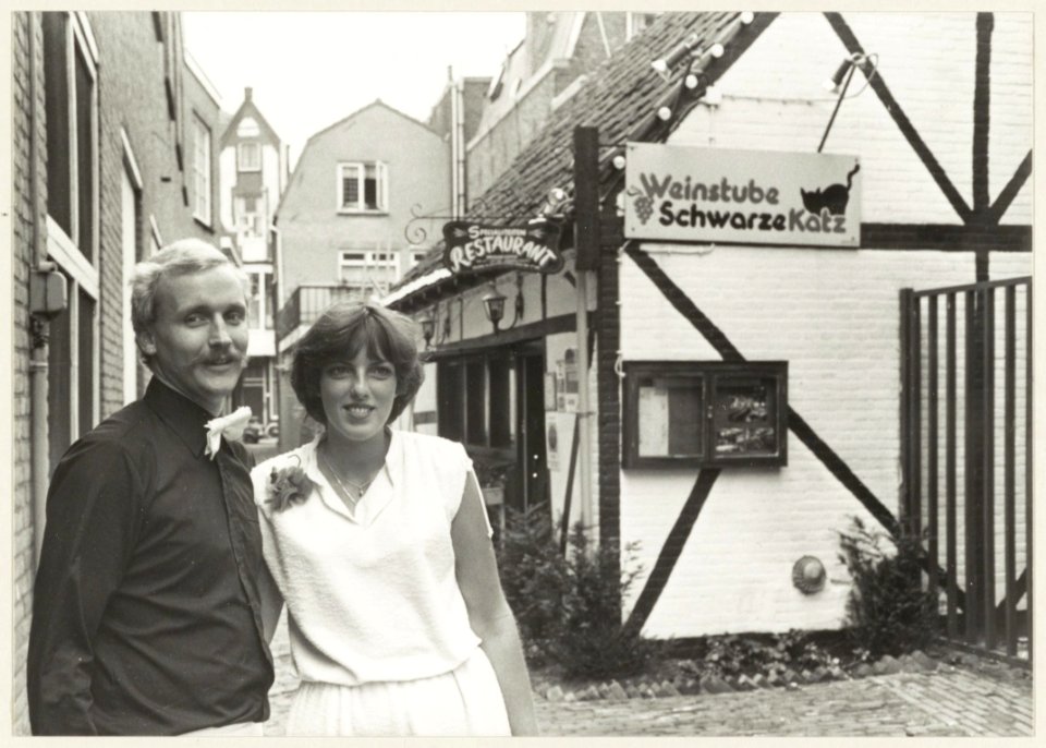 Paul en Marian van de Bunt, bij hun restaurant Weinstube Schwarze Katz. NL-HlmNHA 54005698