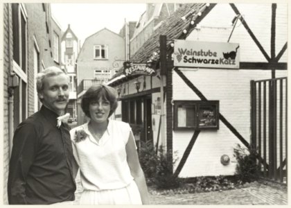 Paul en Marian van de Bunt, bij hun restaurant Weinstube Schwarze Katz. NL-HlmNHA 54005698