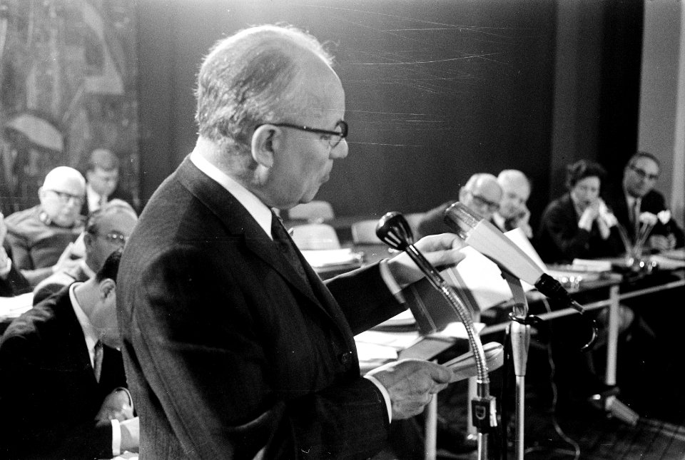 Pastoraal Concilie in Noordwijkerhout. Professor dr. L. J. Holk aan het woord (R, Bestanddeelnr 923-4108