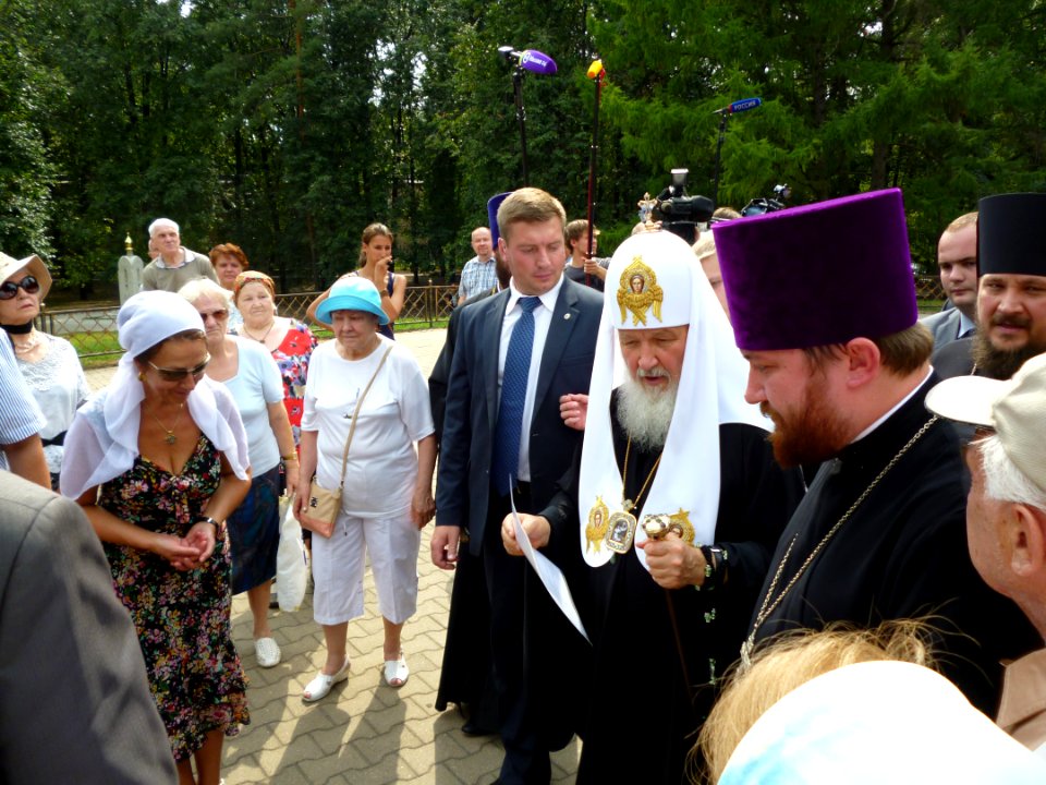 Patriarch Kirill in Memorial park 09