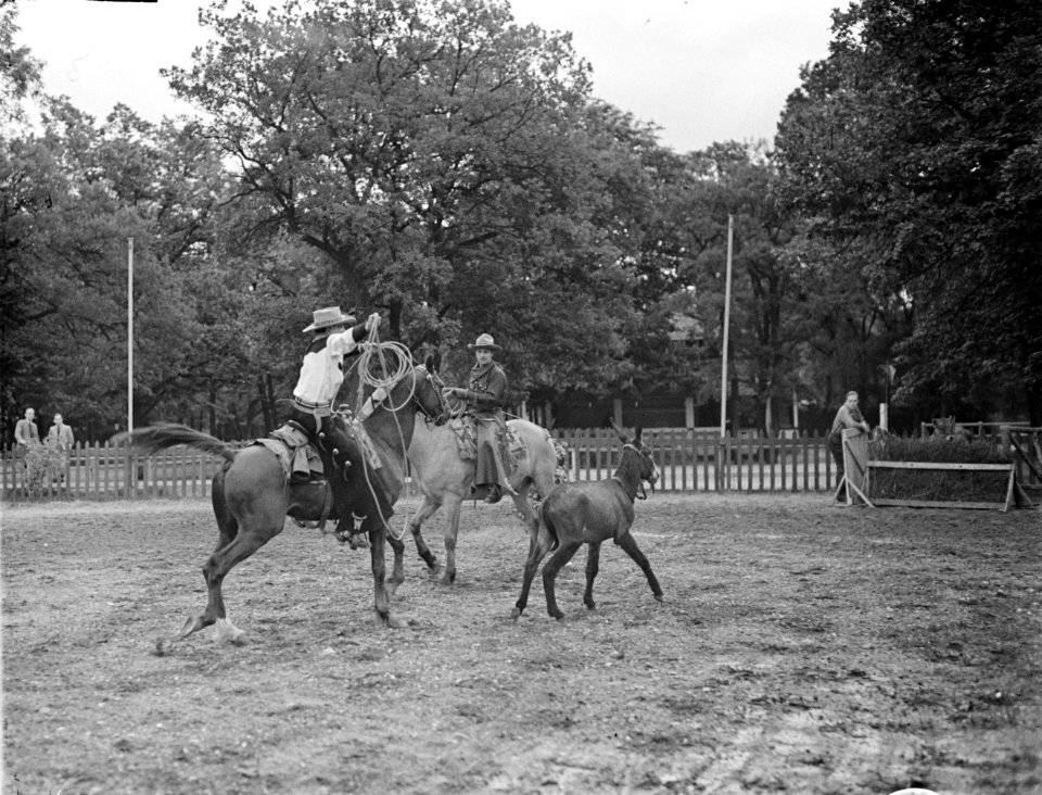 Paul Cozé te paard met lasso achter een ezel andere cowboy te paard, Bestanddeelnr 190-0762