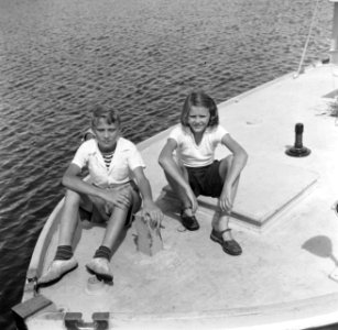 Paul en Nettie, de kinderen van het echtpaar Boogh, op een schip, Bestanddeelnr 252-6951