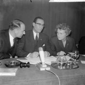 Partijraad KVP bijeen in Utrecht, links drs. Schmelzer, M. Aalberse en mejuffrou, Bestanddeelnr 917-4503