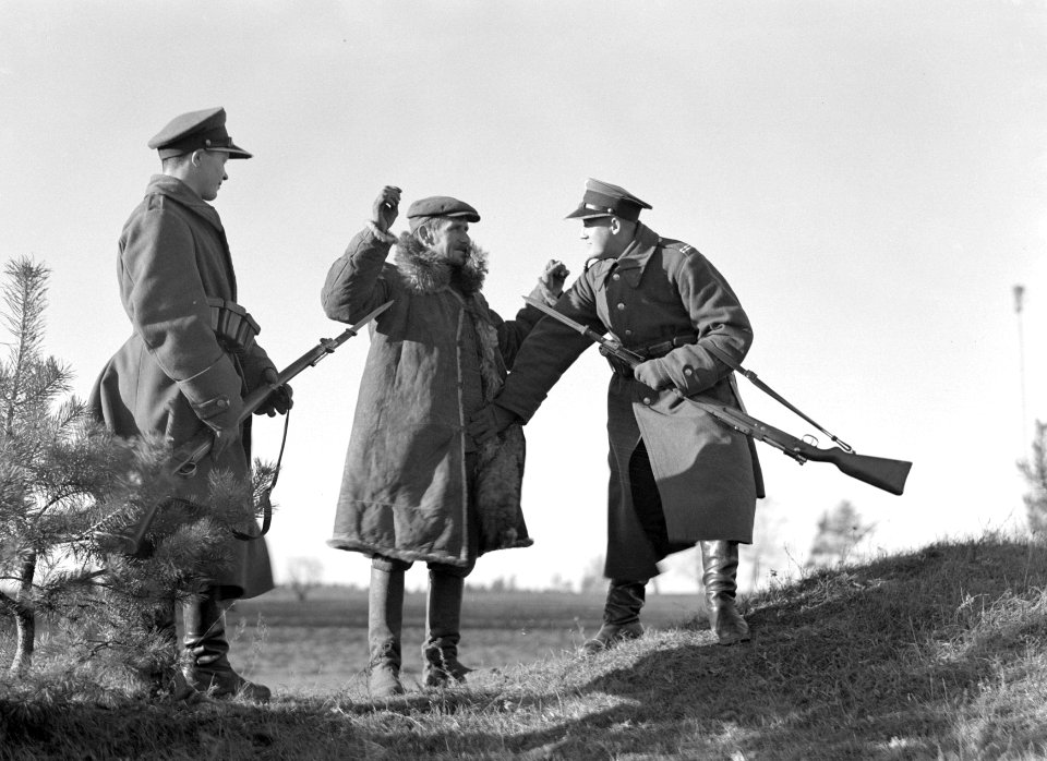 Patrouille fouilleert een verdachte op zoek naar smokkelwaar, Bestanddeelnr 190-1186