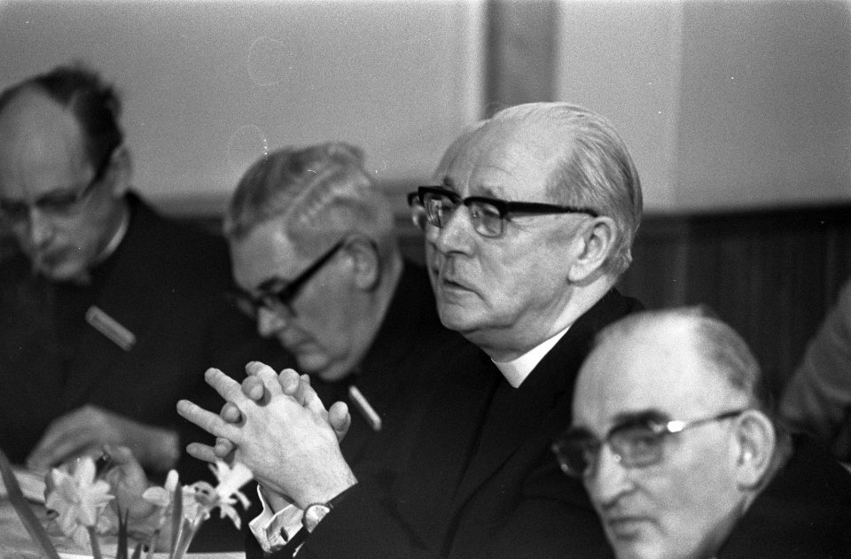Pastoraal Concilie in Noordwijkerhout. Kardinaal Alfrink (tweede van rechts), Bestanddeelnr 923-1293