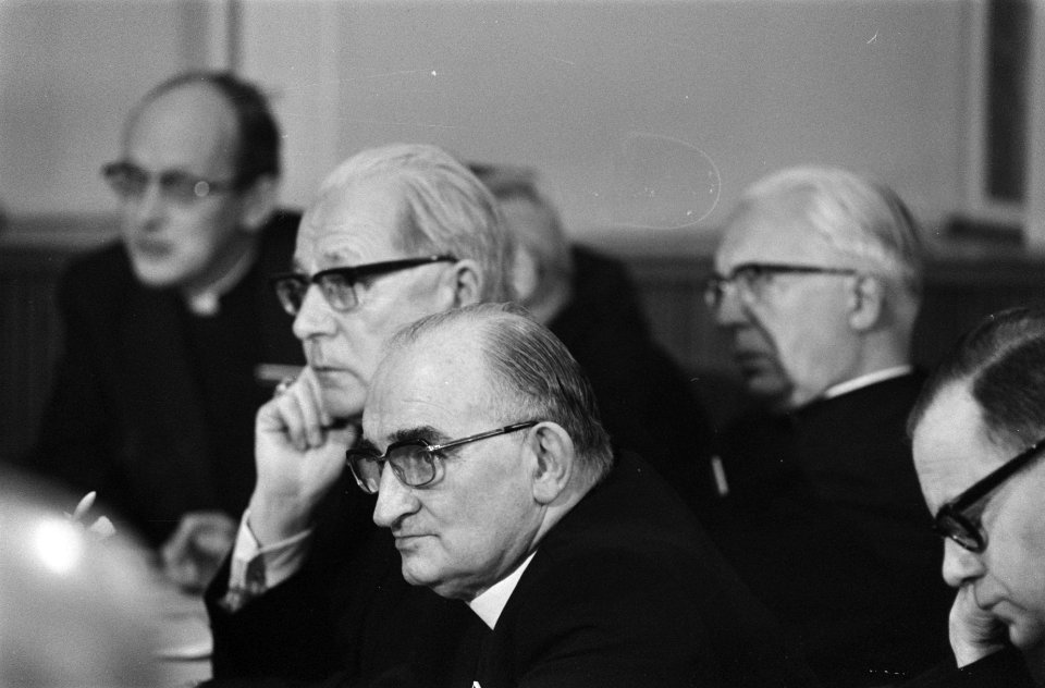 Pastoraal Concilie in gebouw de Leeuwenhorst te Noordwijkerhout. Rechts professo, Bestanddeelnr 923-1249
