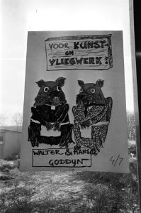 Pastoraal Concilie in gebouw de Leeuwenhorst te Noordwijkerhout. Protestbord van, Bestanddeelnr 923-1241