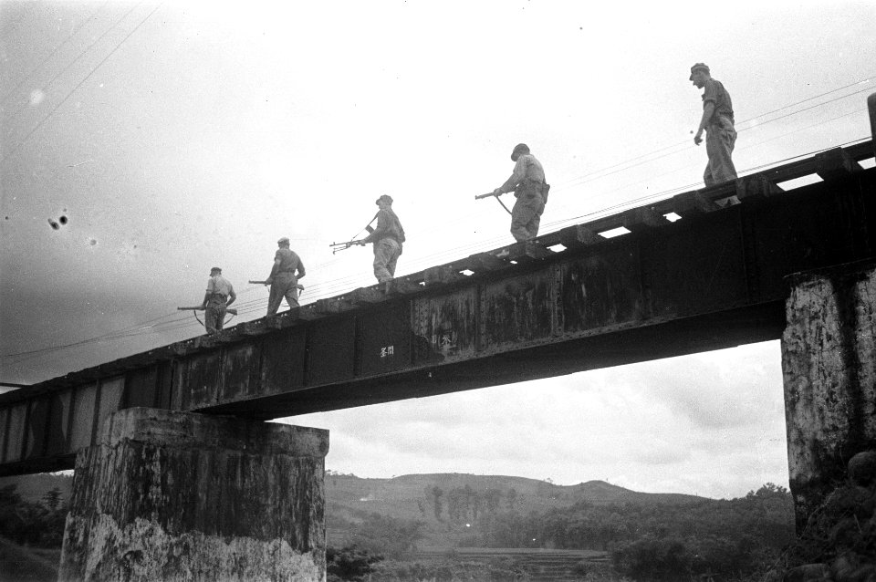 Patrouille over een spoorbrug. Een link ogenblikkie' zeggen de soldaten als ze, Bestanddeelnr 64