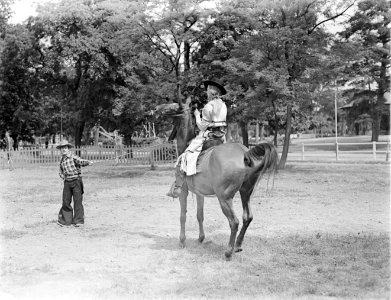 Paul Cozé vangt met een lasso een cowgirl te paard, Bestanddeelnr 190-0772