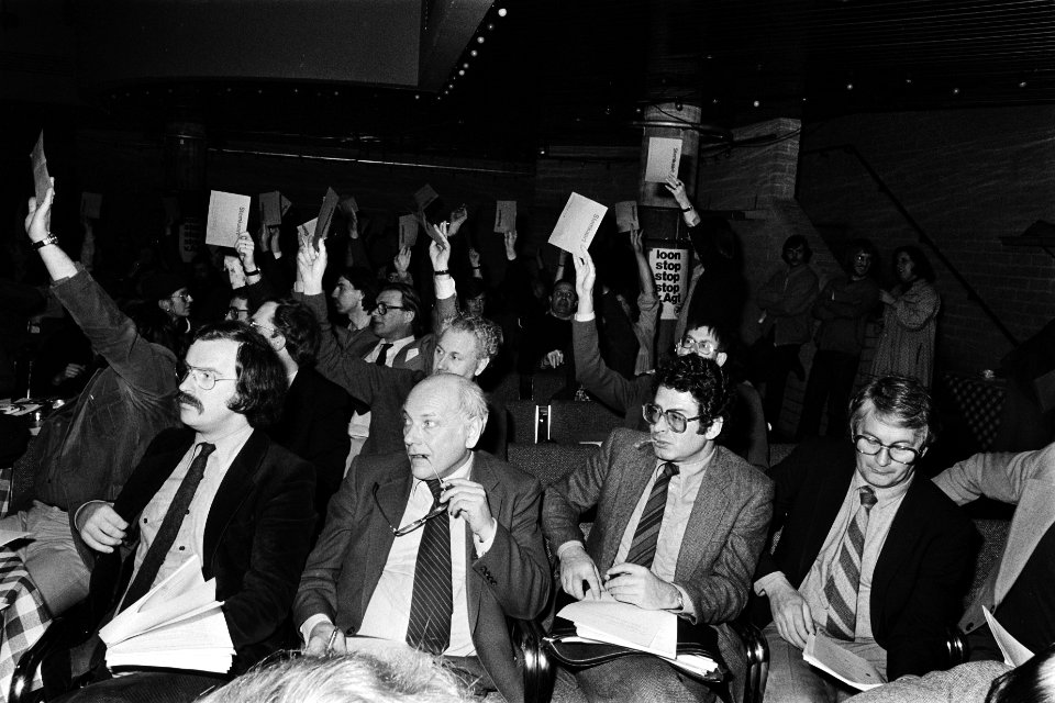 Partijraadsverg PvdA in Den Bosch met stemmingen over boycot OS Ed van Thijn e, Bestanddeelnr 930-6538