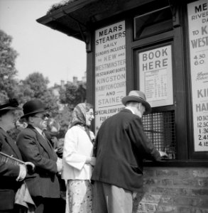 Passagiers kopen kaartjes voor een pleziervaart op de Theems, Bestanddeelnr 191-0631