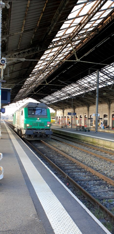 Passage d'une locomotive en gare de Saint-Germain-des-Fossés