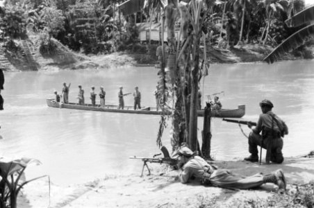 Patrouille KNIL Tandjoeng (Borneo). Mannen van het KNIL detachement van inf. 13 , Bestanddeelnr 1552-3-3 photo