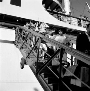 Passagiers met bagage lopen over een mobiele trap van het schip SS Zion naar d…, Bestanddeelnr 255-2166