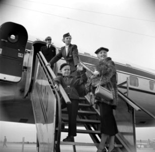 Passagiers gaan het vliegtuig binnen via de trap, Bestanddeelnr 252-2078