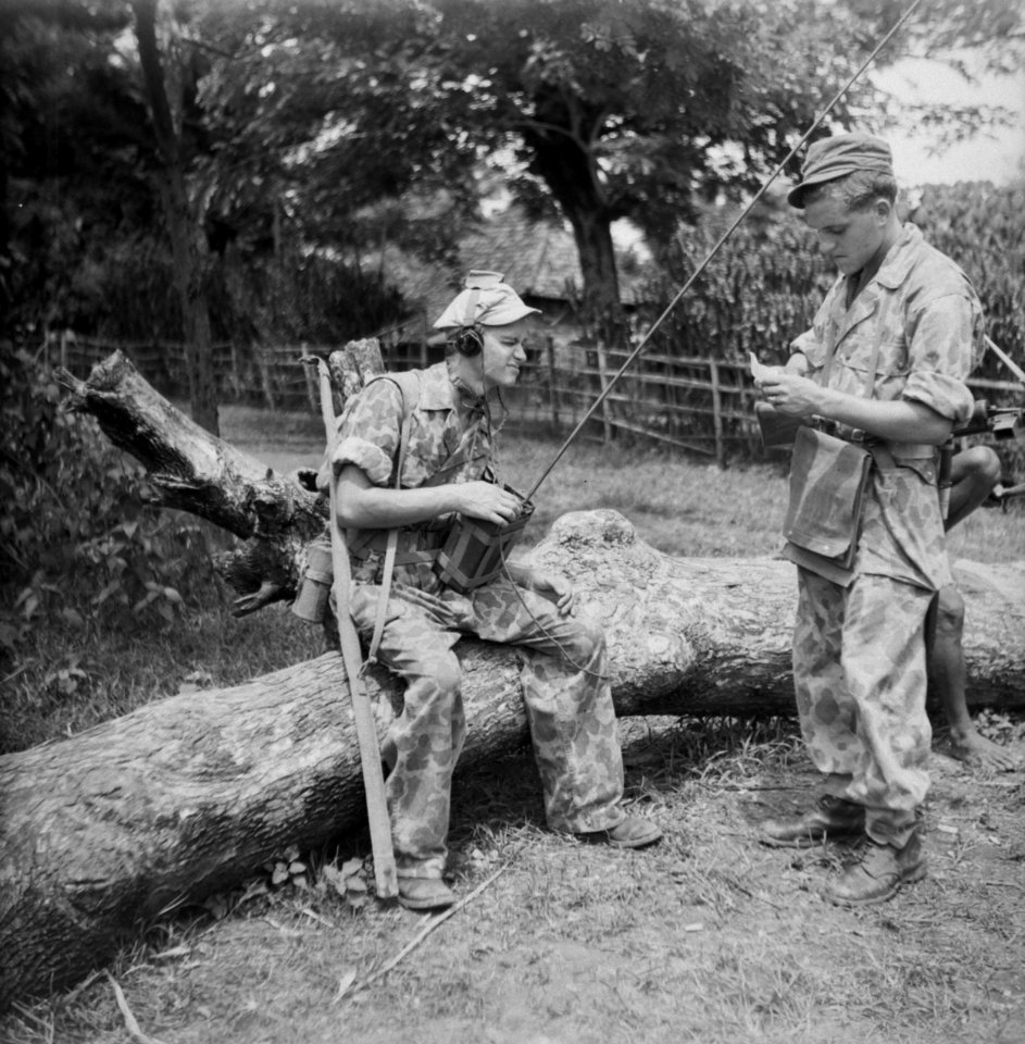 Patrouille Een radiotelefonist en een officier met kaartentas, Bestanddeelnr 11297