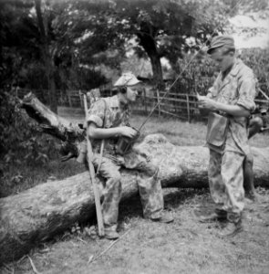 Patrouille Een radiotelefonist en een officier met kaartentas, Bestanddeelnr 11297