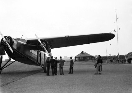 Passagiers en piloten bij het KLM passagiersvliegtuig de Fokker F-XII 'Leeuwerik, Bestanddeelnr 190-1114 photo