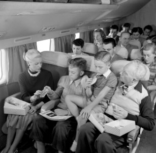 Passagiers eten een broodje aan boord van een KLM passagiersvliegtuig, Bestanddeelnr 252-1245