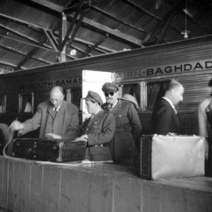 Passagiers bij het inchecken in een busstation op de achtergrond de bus naar Ba, Bestanddeelnr 255-5915
